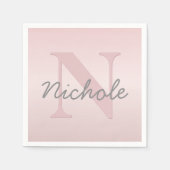 可愛いカスタマイズ可能なピンクのモノグラム&あなたの名前スクリプト スタンダードカクテルナプキン (正面)