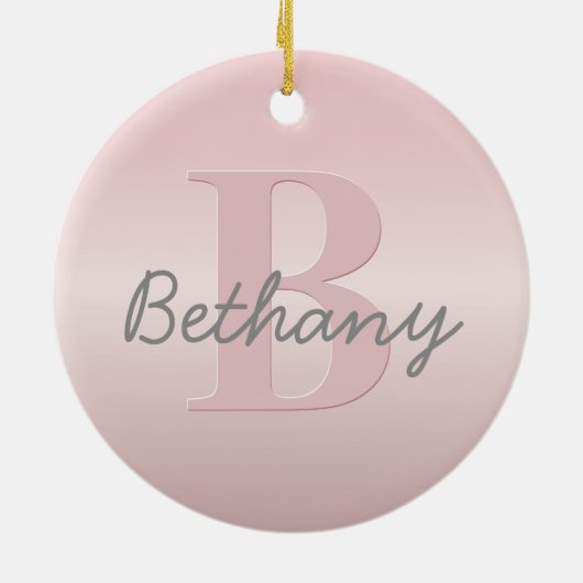 可愛いカスタマイズ可能なピンクのモノグラム&あなたの名前スクリプト セラミックオーナメント (裏面)