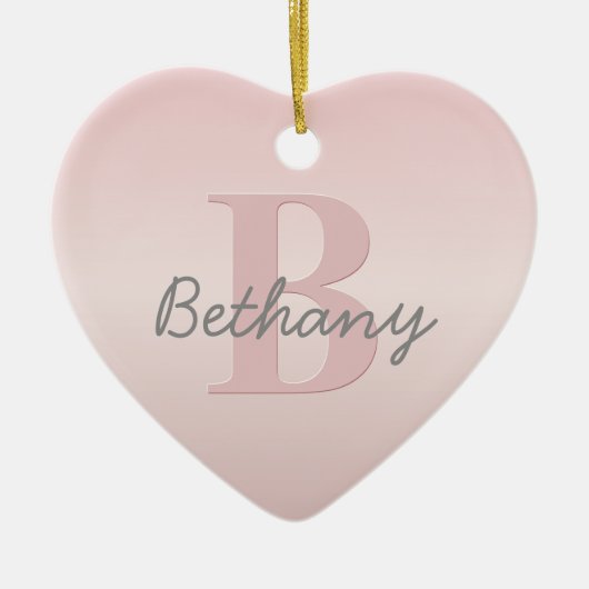 可愛いカスタマイズ可能なピンクのモノグラム&あなたの名前スクリプト セラミックオーナメント (正面)