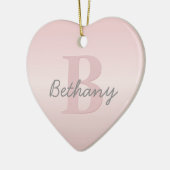 可愛いカスタマイズ可能なピンクのモノグラム&あなたの名前スクリプト セラミックオーナメント (左)