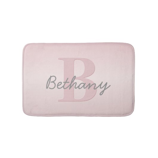 可愛いカスタマイズ可能なピンクのモノグラム&あなたの名前スクリプト バスマット (正面)