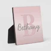 可愛いカスタマイズ可能なピンクのモノグラム&あなたの名前スクリプト フォトプラーク (正面)