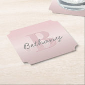 可愛いカスタマイズ可能なピンクのモノグラム&あなたの名前スクリプト ペーパーコースター (アングル)