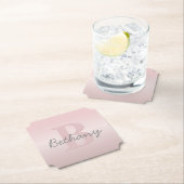 可愛いカスタマイズ可能なピンクのモノグラム&あなたの名前スクリプト ペーパーコースター (インサイチュ)