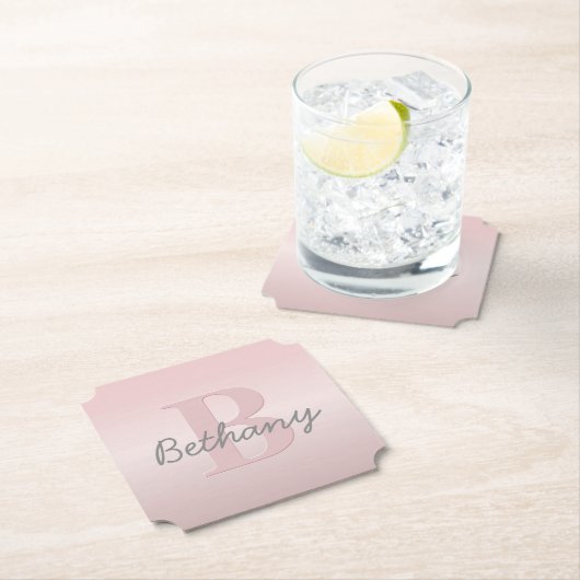 可愛いカスタマイズ可能なピンクのモノグラム&あなたの名前スクリプト ペーパーコースター (インサイチュ)