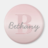 可愛いカスタマイズ可能なピンクのモノグラム&あなたの名前スクリプト マグネット (正面)