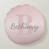 可愛いカスタマイズ可能なピンクのモノグラム&あなたの名前スクリプト ラウンドクッション (裏面)