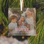 可愛いカスタムフォトキープサケMOMMYギフト ガラスオーナメント<br><div class="desc">モダン文字カスタム「MOMMYに似た人はいない」のタイポグラフィと可愛い小さなハートを組み合わせた写真のクリスマスの演出。所属するユーザーの名前でパーソナライズする。このオーナメントは（おじいちゃん、母、父、姉妹など）のために働く。家族大切全員への記念品。文字の色は「さらに」ツールを使カスタマイズ用して変更できる。</div>