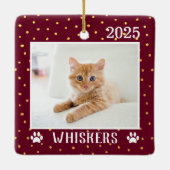 可愛いカスタム猫の名前の年の手のプリント休日 セラミックオーナメント (裏面)