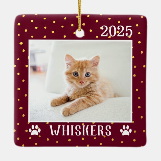 可愛いカスタム猫の名前の年の手のプリント休日 セラミックオーナメント (裏面)