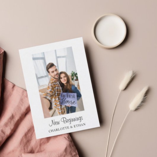 可愛いカップル私たちの最初の家の引越し発表 ポストカード