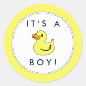 可愛いカモの赤ちゃんシャワーのシール – 男の子だ！ ラウンドシール (正面)
