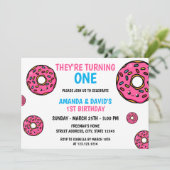 可愛いカラフルかわいいドーナツツインジョイント第1誕生日 招待状 (スタンド正面)