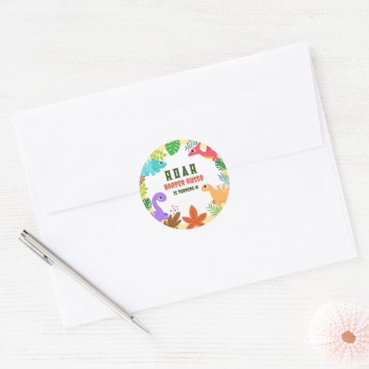 可愛いカラフルディノをテーマにした誕生日パーティー ラウンドシール (封筒)