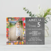 可愛いカラフルブロッツチョークボードキッズフォト誕生日 招待状 (スタンド正面)