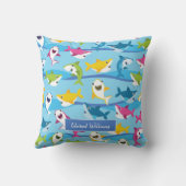 可愛いカラフルベビーシャークの小さな子ども向け柄 クッション (裏面)