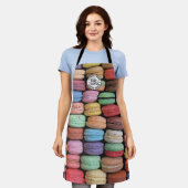 可愛いカラフルマカロンベーカリーロゴ エプロン (着用した状態)