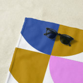 可愛いカラフル幾何モダン図形ブルーパープル ビーチタオル (インサイチュ)