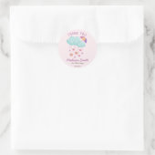 可愛いカラフル雲の傘誕生日カード ラウンドシール (バッグ)