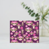 可愛いガーリーピンクの靴下ザルと女の子を紫 ポストカード (スタンド正面)