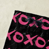 可愛いガーリーホットピンク黒の大理石xoxoハグキス ビーチタオル (インサイチュ)