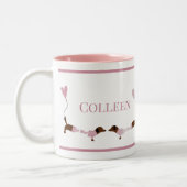 可愛いキスをするダシュンドウィナードッグピンクバレンタイン ツートーンマグカップ (左)