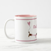 可愛いキスをするダシュンドウィナードッグピンクバレンタイン ツートーンマグカップ (左)