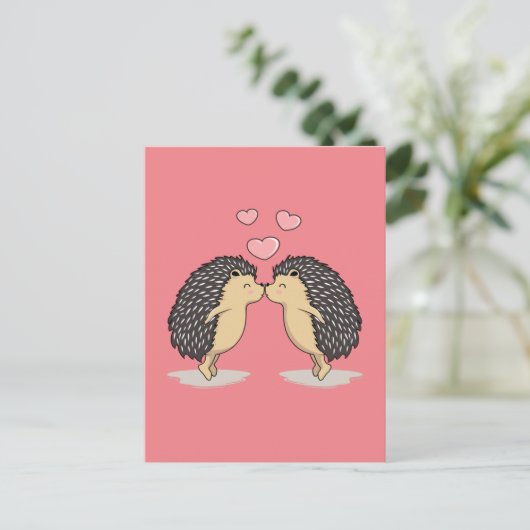 可愛いキスをするハリネズミおもしろいスイーツ ポストカード (スタンド正面)