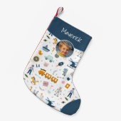可愛いキッズパターン写真と名前ボーイブルー スモールクリスマスストッキング (正面 (吊り時))