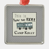 可愛いキャンプRV「これが私たち転がの道だパーソナライズされた」 メタルオーナメント (正面)