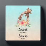 可愛いキリンのペア愛は忍耐強い愛は優しい フォトプラーク<br><div class="desc">ことわざ付き写真感動的プラーク：愛は忍耐強い愛は優しい。ママとベビーキリンの水色の可愛いスケッチでデザイン。母キリンは、愛し、愛し、愛し、ベビーキリンの上に彼女の頭を休めている。このかわいらしダーリングペアの下にピンク、黄色、緑の水色の花束を置いた。繊細なターコイズブルーの色を砂色にブレンドして作成されたグラデーション背景。</div>