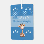可愛いキリンshhhの名前の追加の青い眠っている メタルオーナメント (正面左)