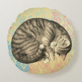 可愛いキルトの上で寝ている猫 ラウンドクッション (正面)