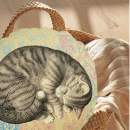 可愛いキルトの上で寝ている猫 ラウンドクッション