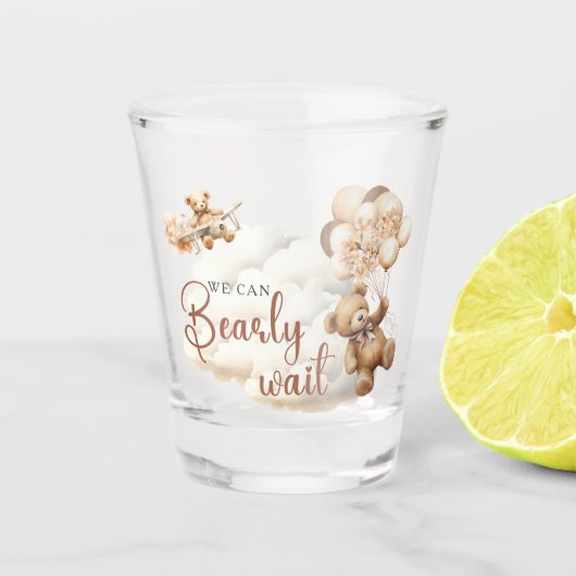 可愛いクマの赤ちゃんシャワー飲んで待つことができる ショットグラス (正面)