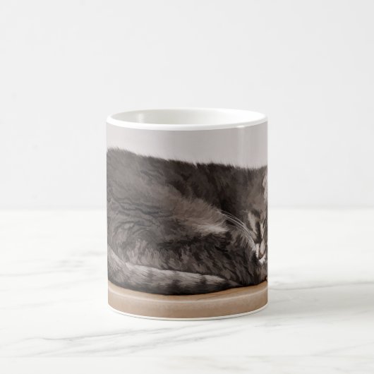 可愛いグレーのタビー猫が寝ているオンボックス コーヒーマグカップ (中央)