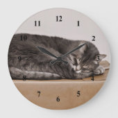 可愛いグレーのタビー猫が寝ているオンボックス ラージ壁時計 (正面)
