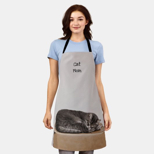 可愛いグレーのタビー猫が猫ママの上で寝る エプロン (着用した状態)