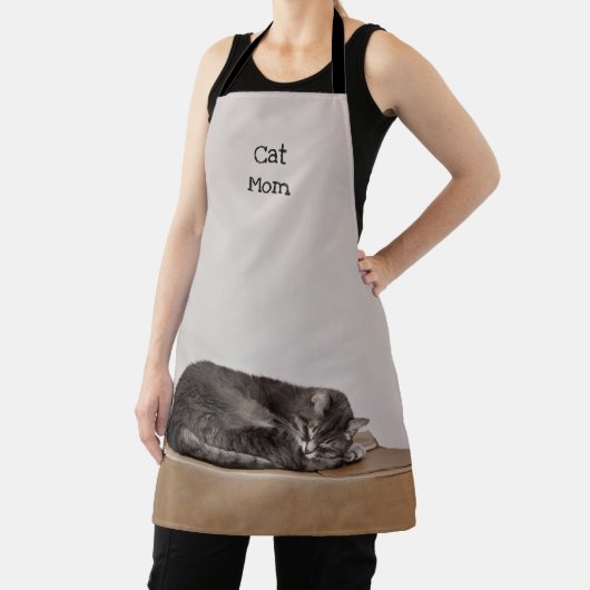 可愛いグレーのタビー猫が猫ママの上で寝る エプロン (インサイチュ)