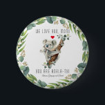 可愛いコアラとベビーYou are Koala-Ty Mothers Day 缶バッジ<br><div class="desc">可愛いユーカリ・コアラあなたはコアラ・ティ・マザーの日または誕生日カードデザイン!このデザインは水の色のユーカリ葉スタイポグラフィとリース、可愛い母親のコアラと彼女の子おもしろい、"私たちは愛してあなた、ママ" "あなたはコアラのティ！'赤いハートと。情報を追加するには、パーソナライズ・ツールを使用する。</div>