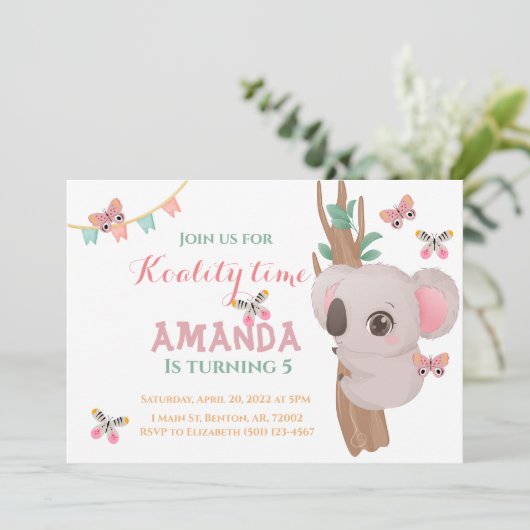 可愛いコアリティタイムコアラはピンクのティール（緑がかった色）の木の動物 招待状 (スタンド正面)