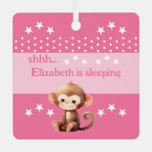 可愛いサルshhh追加の名前が眠っているピンク メタルオーナメント (正面)