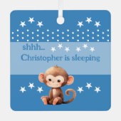 可愛いサルshhh追加の名前が青く眠っている メタルオーナメント (正面)