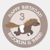 可愛いシェトランドポニーパーソナライズされたマンガの誕生日 ラウンドシール (正面)