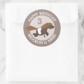 可愛いシェトランドポニーパーソナライズされたマンガの誕生日 ラウンドシール (バッグ)