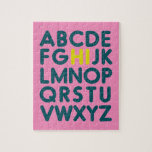 可愛いシンプルアルファベット文字アートのピンク ジグソーパズル<br><div class="desc">おもしろい、よくはしゃぐタイポグラフィデザイン明るい明るい赤紫色ピンクとティール（緑がかった色）ブルーのアルファベットとHとレモンイエローのI</div>