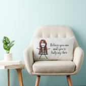 可愛いスティックガール(髪と引用文) ランバークッション (椅子)