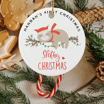 可愛いスロシー1stクリスマスキッズ セラミックオーナメント<br><div class="desc">小さな初めてのクリスマスを可愛いナマケモノオーナメントでマーク。デザインは明るい木のブランスで眠る眠い冬のナマケモノを特徴とし、文字の'slothy christmas'と名前。</div>