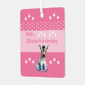 可愛いゼブラshhh追加の名前が眠っているピンク メタルオーナメント (正面左)