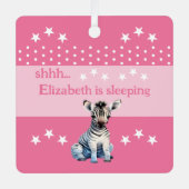 可愛いゼブラshhh追加の名前が眠っているピンク メタルオーナメント (正面)